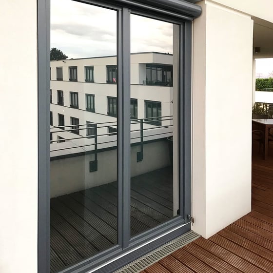 Rolle silberner, spiegelnder Fensterfolie.